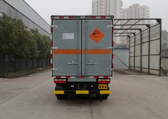 东风4.15米1.2吨爆破器材运输车