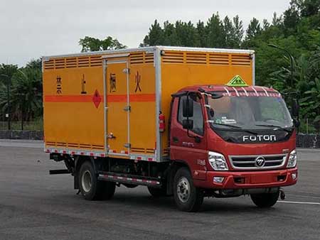 福田5.1米5吨易燃气体厢式运输车