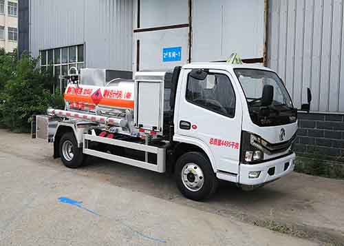 东风多利卡2方易燃液体罐式运输车